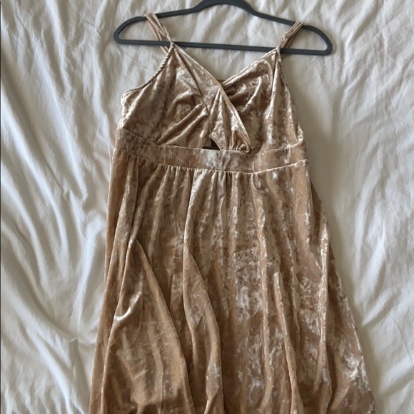 Champagne velvet dress with small triangle cutout - Picture 1 of 1
